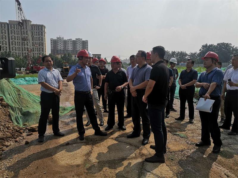 区委常委、常务副区长董庆哲视察清河街小学建设项目